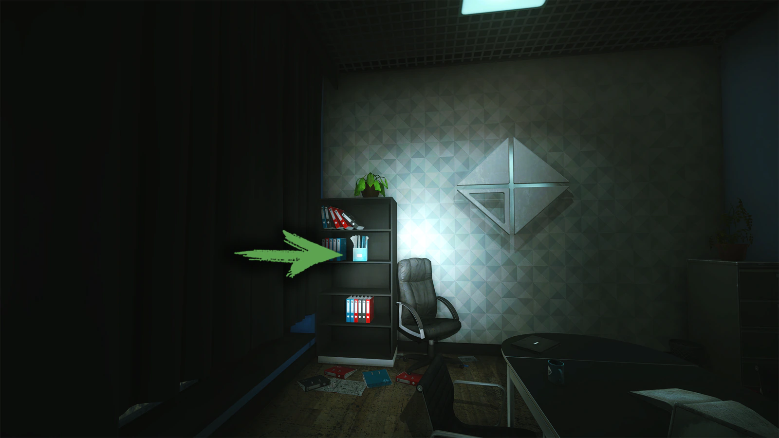 Колба на полке в офисе.